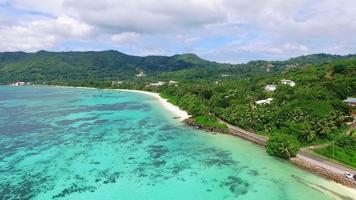 Flygfoto över anse royale beach på ön Mahé, Seychellerna. video