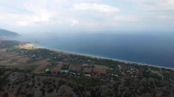 survolant le village d'Antalya Cirali. capturé par drone cam