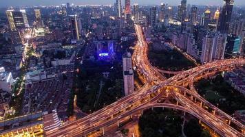tl, ws traffico dell'ora di punta su più autostrade e cavalcavia di notte / shanghai, cina video