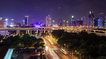 tl, ws spitsverkeer op meerdere snelwegen en viaducten 's nachts / shanghai, china