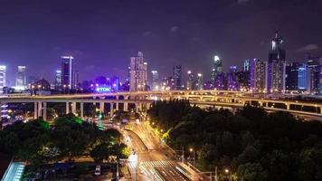 tl, ws spitsverkeer op meerdere snelwegen en viaducten 's nachts / shanghai, china