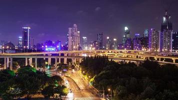 tl, ws rusningstrafik på flera motorvägar och flyover på natten / shanghai, Kina