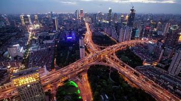 tl, ws Stoßverkehr auf mehreren Autobahnen und Überführungen in der Nacht / Shanghai, China video
