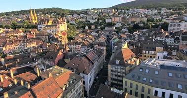 Flygfoto över vintage klocktorn i Neuchâtel, Schweiz video