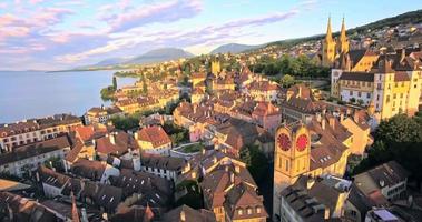Flygfoto över vintage klocktorn i Neuchâtel, Schweiz video