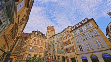utsikt över vintage klocktorn i Neuchâtel, Schweiz video