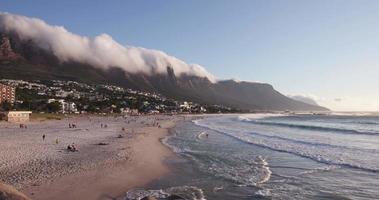 panoramisch uitzicht op kampen baai strand Kaapstad, Zuid-Afrika