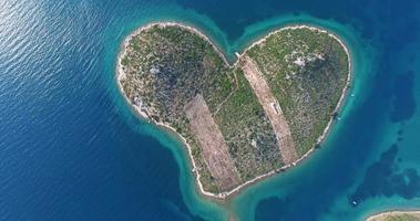vista aerea dell'isola a forma di cuore di galesnjak, croazia video