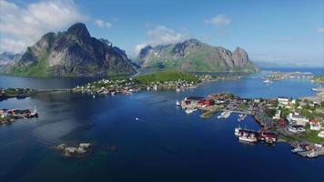 Fliegen über schöne Stadt in Norwegen