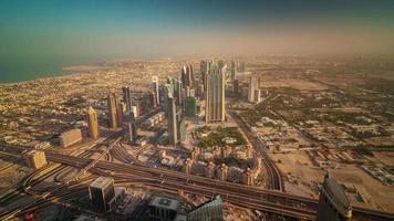 Dubai city sunrise downtown roof top panorama 4K lasso di tempo Emirati Arabi Uniti