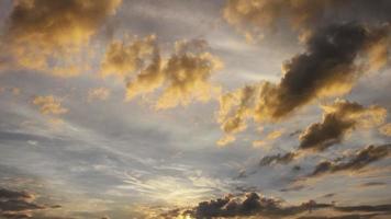 Zeitraffer Sonnenaufgang gelb flauschige Wolken über dem Himmel video