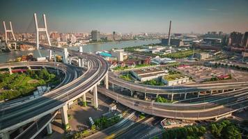 Panorama de puente de cruce de carretera superior de la ciudad de shanghai atardecer de China 4k lapso de tiempo