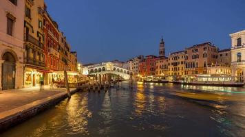 Italia puesta de sol iluminación famoso puente de rialto gran canal restaurante panorama 4k lapso de tiempo Venecia