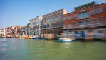 Italië zonnige dag road trip veerboot rit Venetië stad grand canal bewegend panorama 4 k time-lapse video