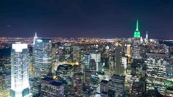 prachtige nachtlampje new york city 4 k time-lapse vanaf het dak video