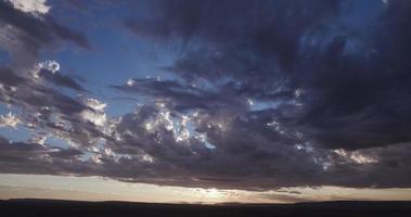 4 k time-lapse van zonsondergang met bewegende wolken
