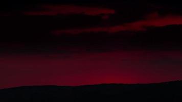 4K Ultra HD (4096 x 2304 px): lever de soleil rouge-orange brillant derrière la montagne video