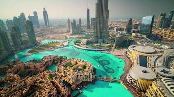 Dubai famoso hotel giorno fontana tetto panorama superiore 4k lasso di tempo Emirati Arabi Uniti
