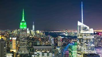 belangrijkste New York-schrapers in 4 k time-lapse van nachtlichtstad video