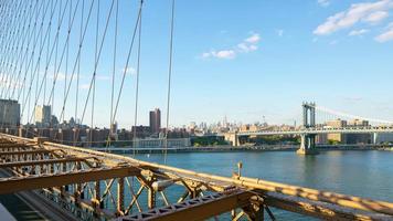Vista del imperio del puente de brooklyn al atardecer 4k lapso de tiempo de nueva york