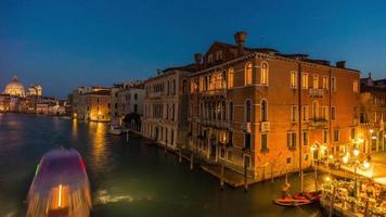 Italien berühmte Nachtbeleuchtung Venedig Stadt Grand Canal Santa Maria della Salute Panorama 4k Zeitraffer video