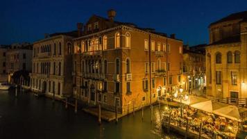 Italia iluminación nocturna famosa ciudad de Venecia canal ponte dell academia lado bahía café vista 4k lapso de tiempo