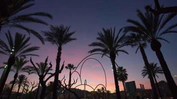 spanje barcelona roze zonsondergang metalen poort monument palm weergave 4k video