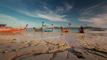 Thaïlande phuket coucher de soleil marée basse rawai beach boat park 4k time lapse video
