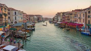 Italia atardecer famoso puente de rialto panorama de tráfico del gran canal 4k time lapse Venecia video