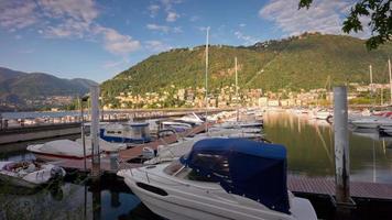 Italien sommar solig dag berömd como sjö privat yacht hamn docka panorama 4k tidsinställd