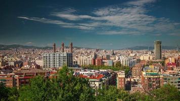 Espagne journée d'été barcelone ville montjuic panorama de montagne 4k time-lapse