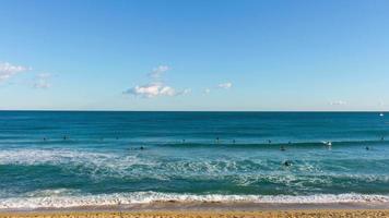 Barcelona Sun Light Beach Sea Serfers 4k Zeitraffer Spanien video