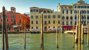 Italië zomerdag beroemde Venetië stad kanaal verkeer boot park kant baai panorama 4 k time-lapse
