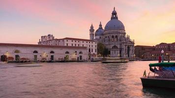 Italia Venecia santa maria della salute basílica canal catedral atardecer tráfico panorama 4k lapso de tiempo video