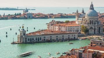 Italia Venecia día soleado santa maria della salute basílica campanile punto de vista panorama 4k lapso de tiempo