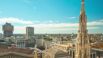 Italia cielo soleado Milán ciudad duomo azotea ver punto panorama 4k lapso de tiempo video