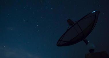 stelle cielo girando lasso di tempo di astrofotografia spaziale con antenna parabolica