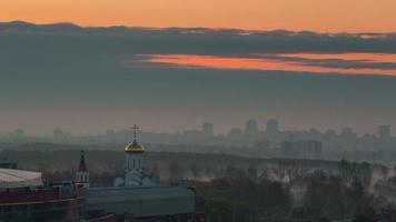 Biélorussie minsk ville coucher de soleil sur le toit panorama 4k time-lapse