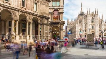 Italië zomerdag Milaan beroemdste kathedraal van de duomo straat uitzicht panorama 4 k time-lapse video