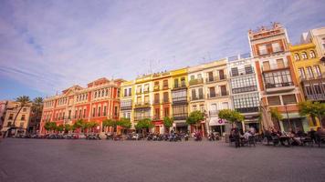 Sevilla zonnige dag toeristische plein panorama met scooter en café 4k time-lapse Spanje