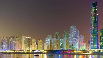 Emiratos Árabes Unidos luz de la noche dubai marina jbr bay panorama 4k lapso de tiempo video