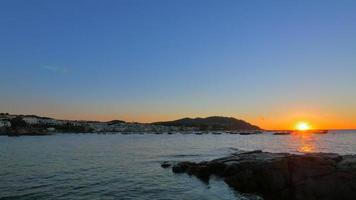 gouden zonsopgang boven pittoresk vissersdorpje video