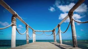 houten brug op het strand in de buurt van de oceaan timelapse video