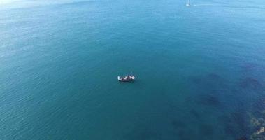 luchtfoto wegzoomen van een boot