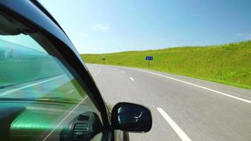 pov: el coche se mueve a lo largo de las colinas verdes en una carretera en altay, rusia video