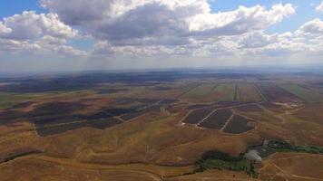 Solarkraftwerke zwischen bunten landwirtschaftlichen Feldern video