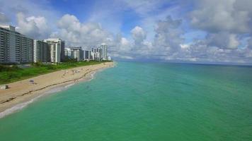 vídeo aéreo da costa de Miami Beach video