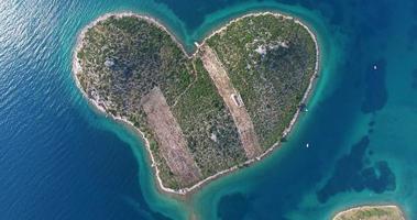 Vue aérienne de l'île en forme de coeur de Galesnjak, Croatie
