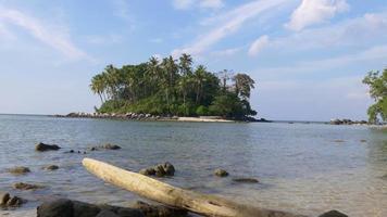 thailand dag licht phuket eiland privé strand in de buurt van luchthaven 4k video