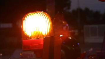 rot blinkendes Leuchtfeuer auf einem Messegelände video